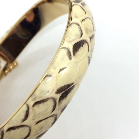 3/$30 RACHEL LEIGH FAUX SNAKE SKIN TEXTURED GOLD TONE BOW BUCKLE BANGLE BRACELET - Picture 12 of 14
